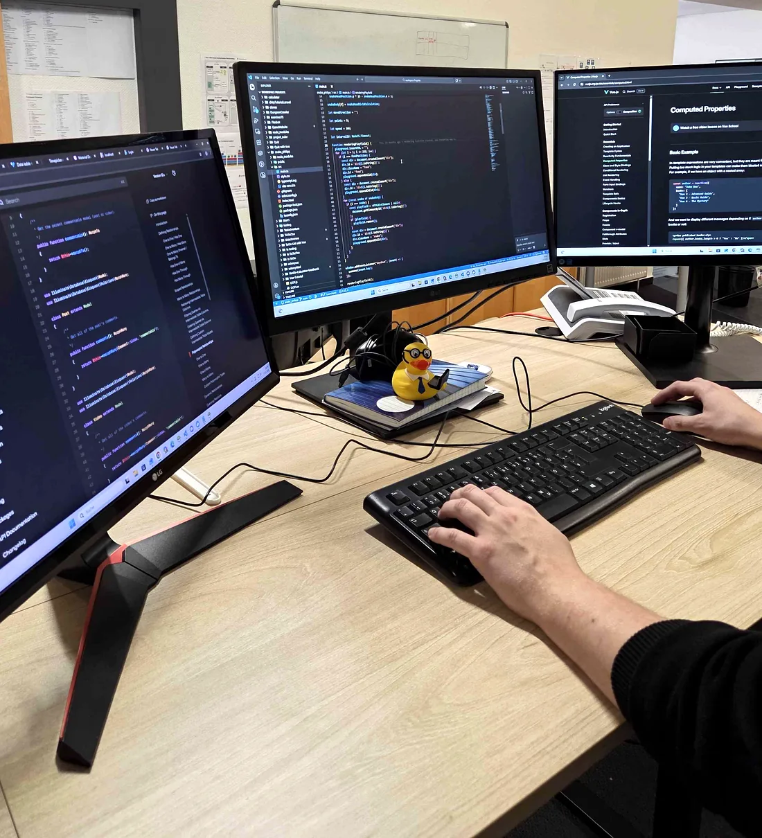 Entwicklerarbeitsplatz bei MBD: Softwareentwicklung an drei Bildschirmen